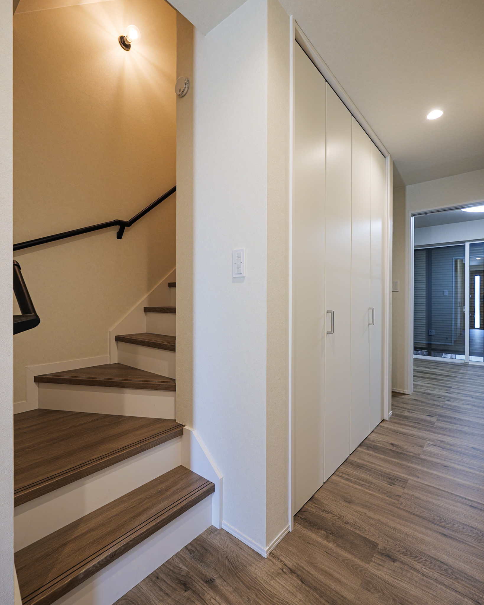 階段下はmm単位の設計で収納に。