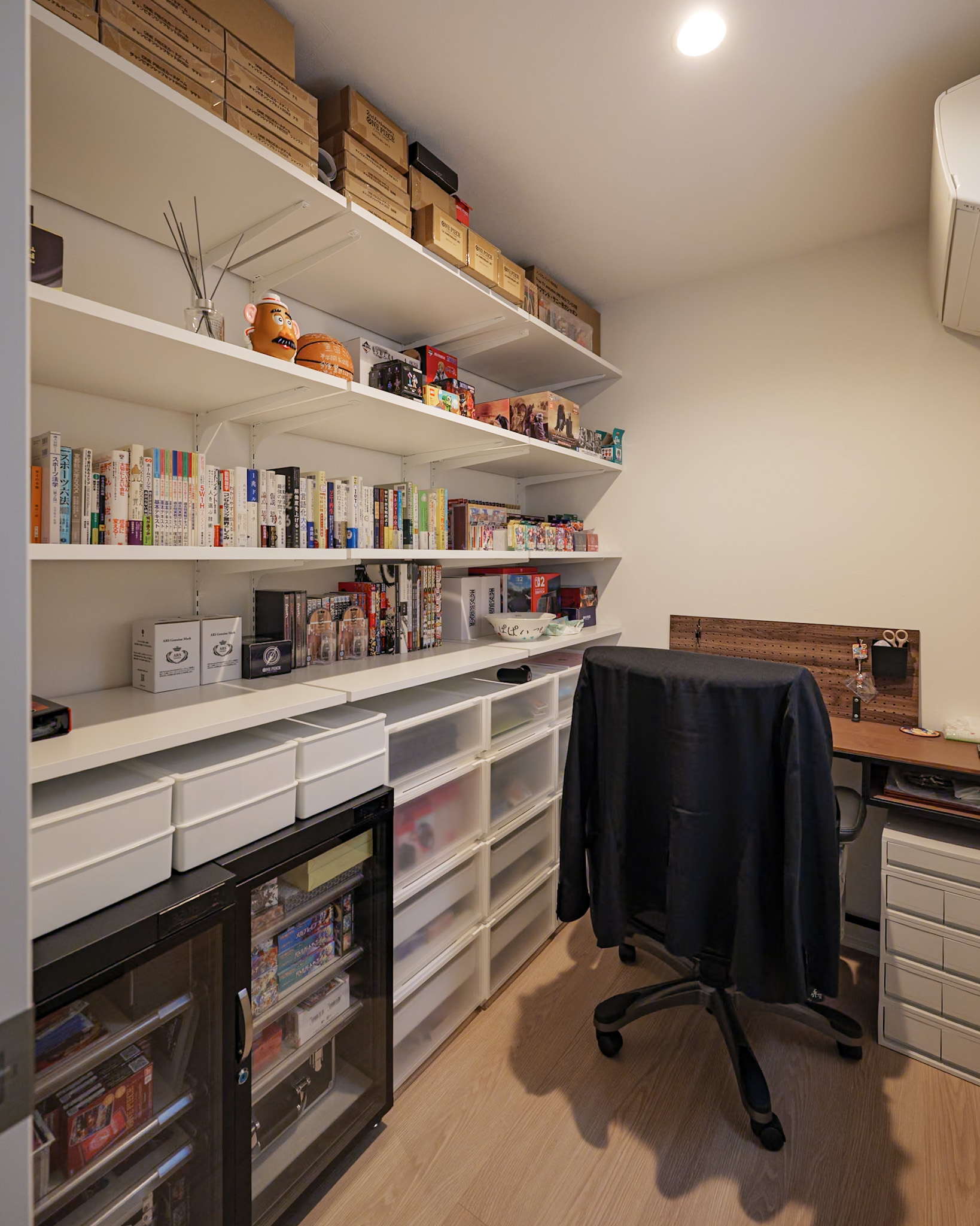 造作の可動棚でスッキリとした収納スペース。