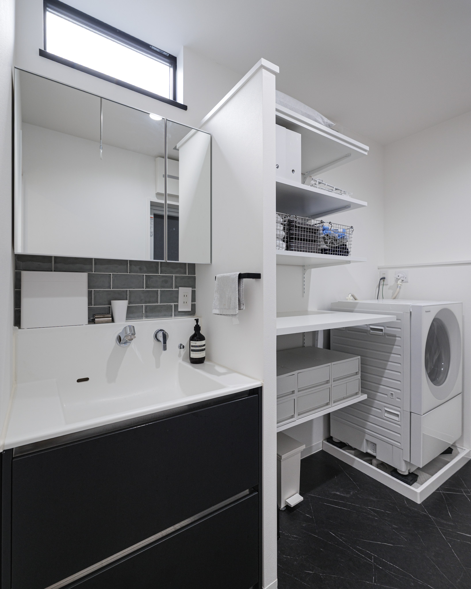 洗礼された色合いでゆとりのある洗面脱衣室。