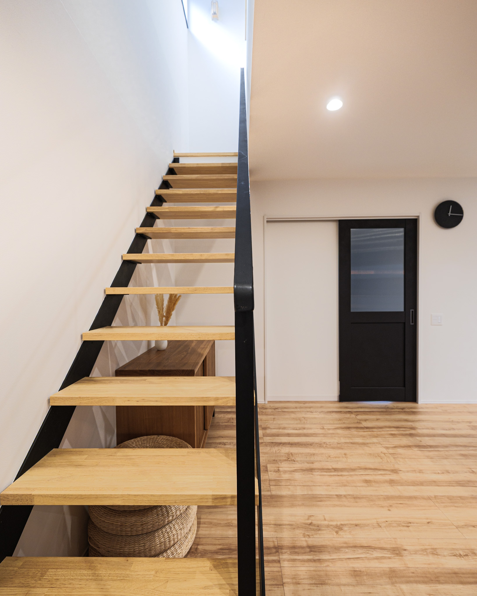 採光を意識した開放感のある鉄骨階段。