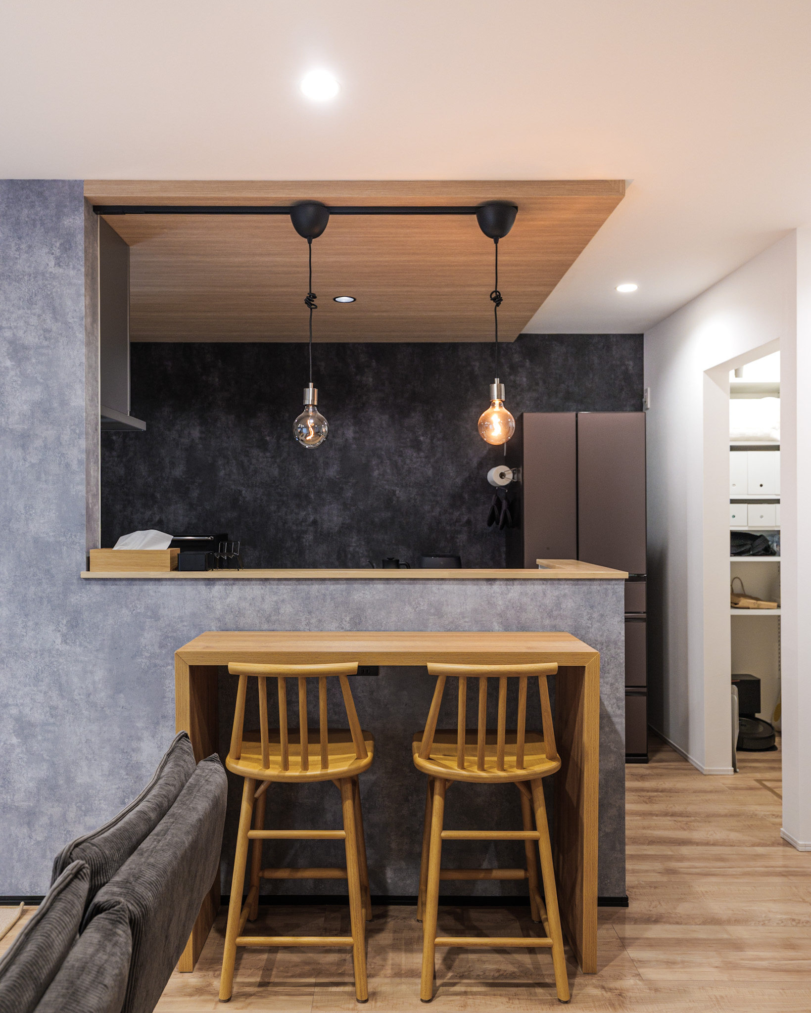 モノトーン＋木　畳コーナーのある家