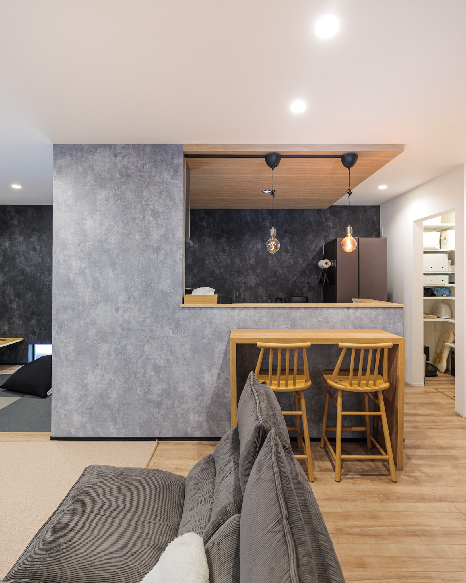 キッチンに立った時視界が広く見えるよう、天井は下がり天井に。