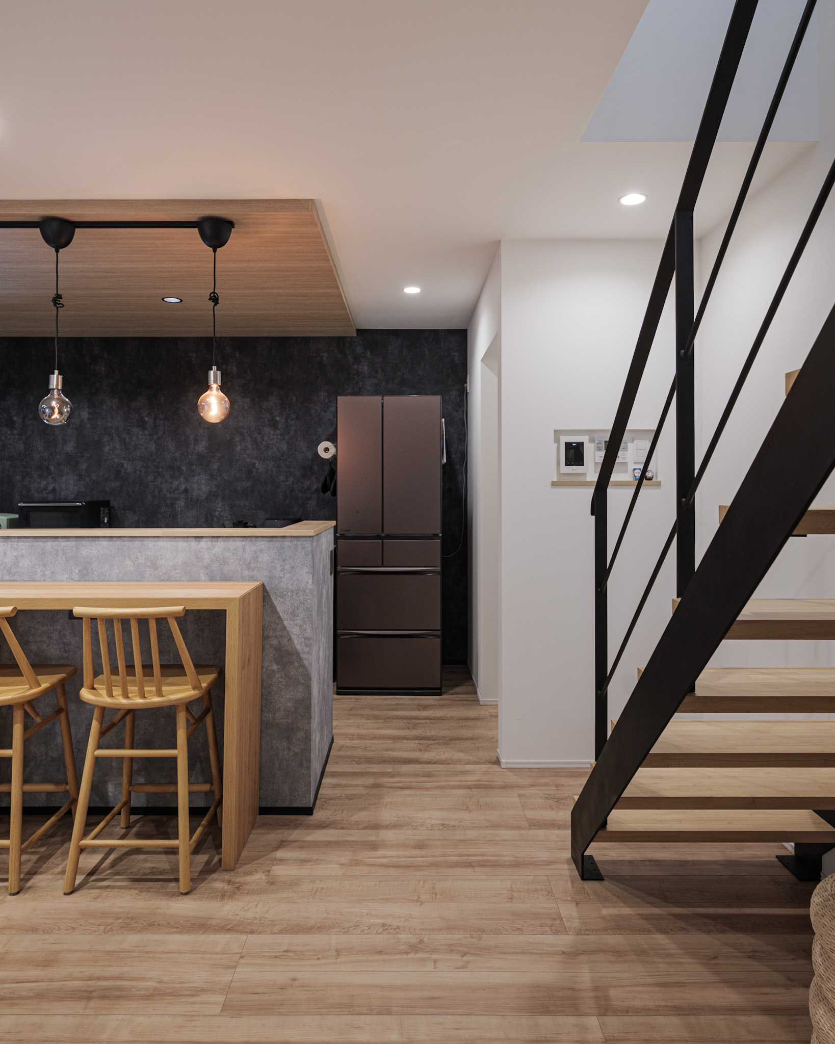 LDKのドアを開けると印象的な階段とキッチンが。