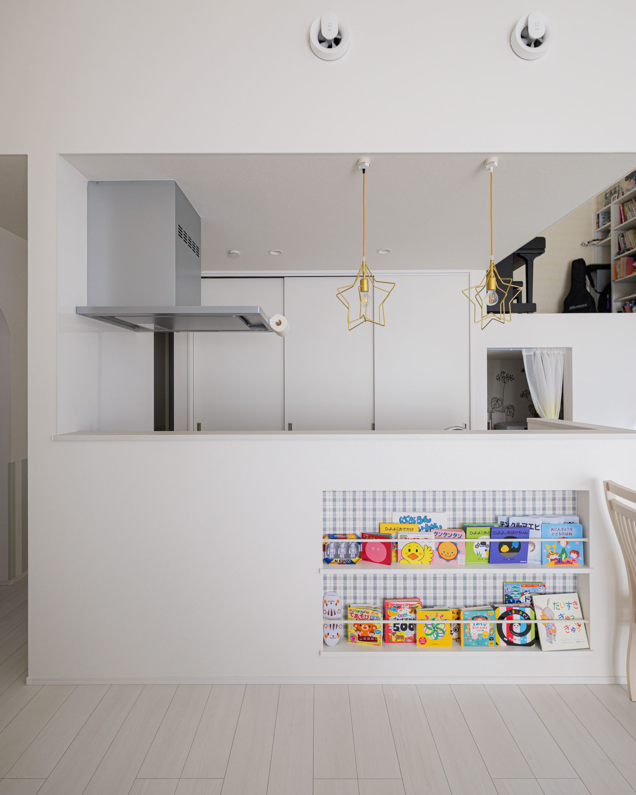 キッチン下にはマガジンラックを採用し雑誌や料理本などオシャレに収納できる。