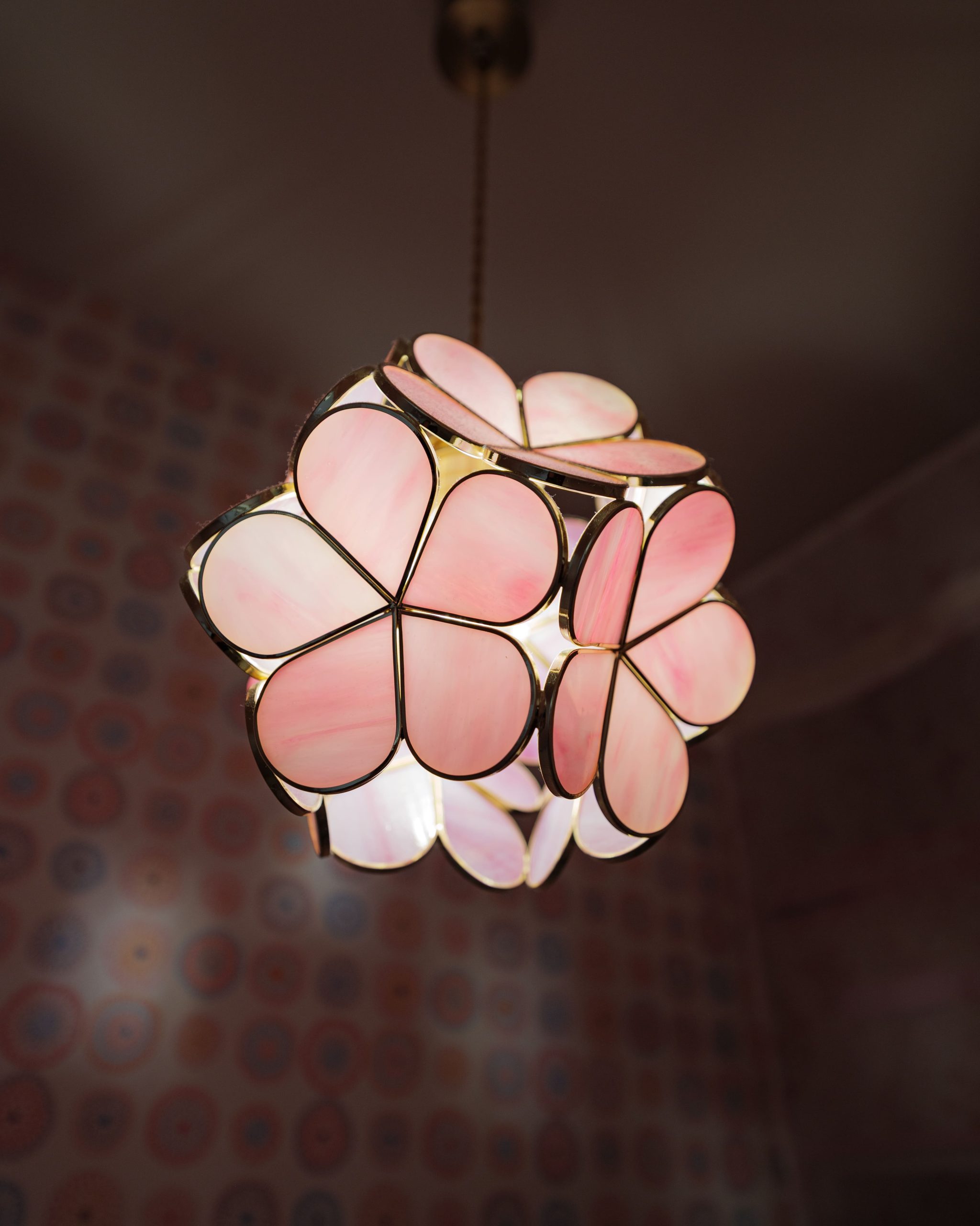 照明はお花がモチーフの照明を使用するなど、ここにもかわいらしいポイントが。