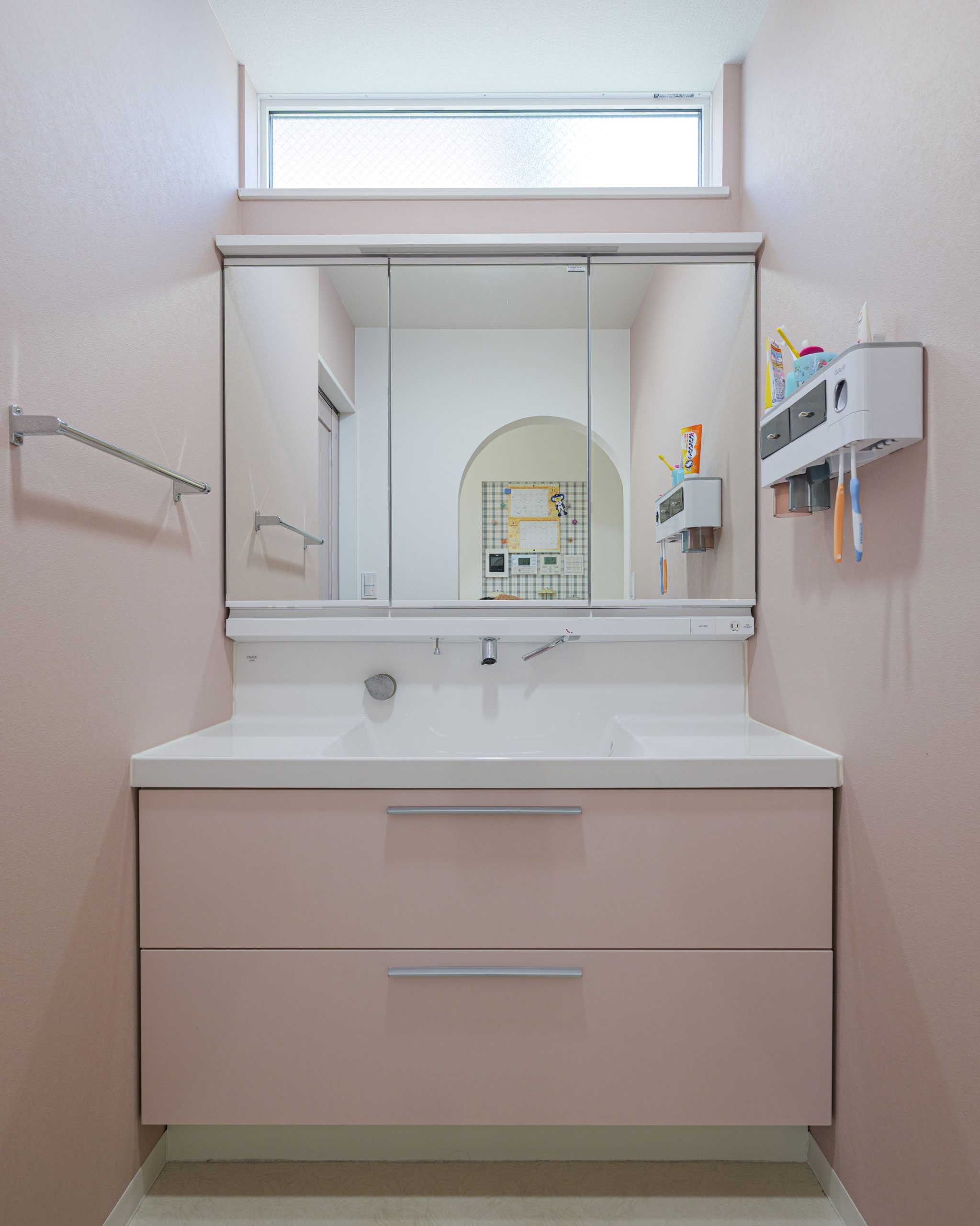 人２人が並んで支度できる大きめの洗面スペース。