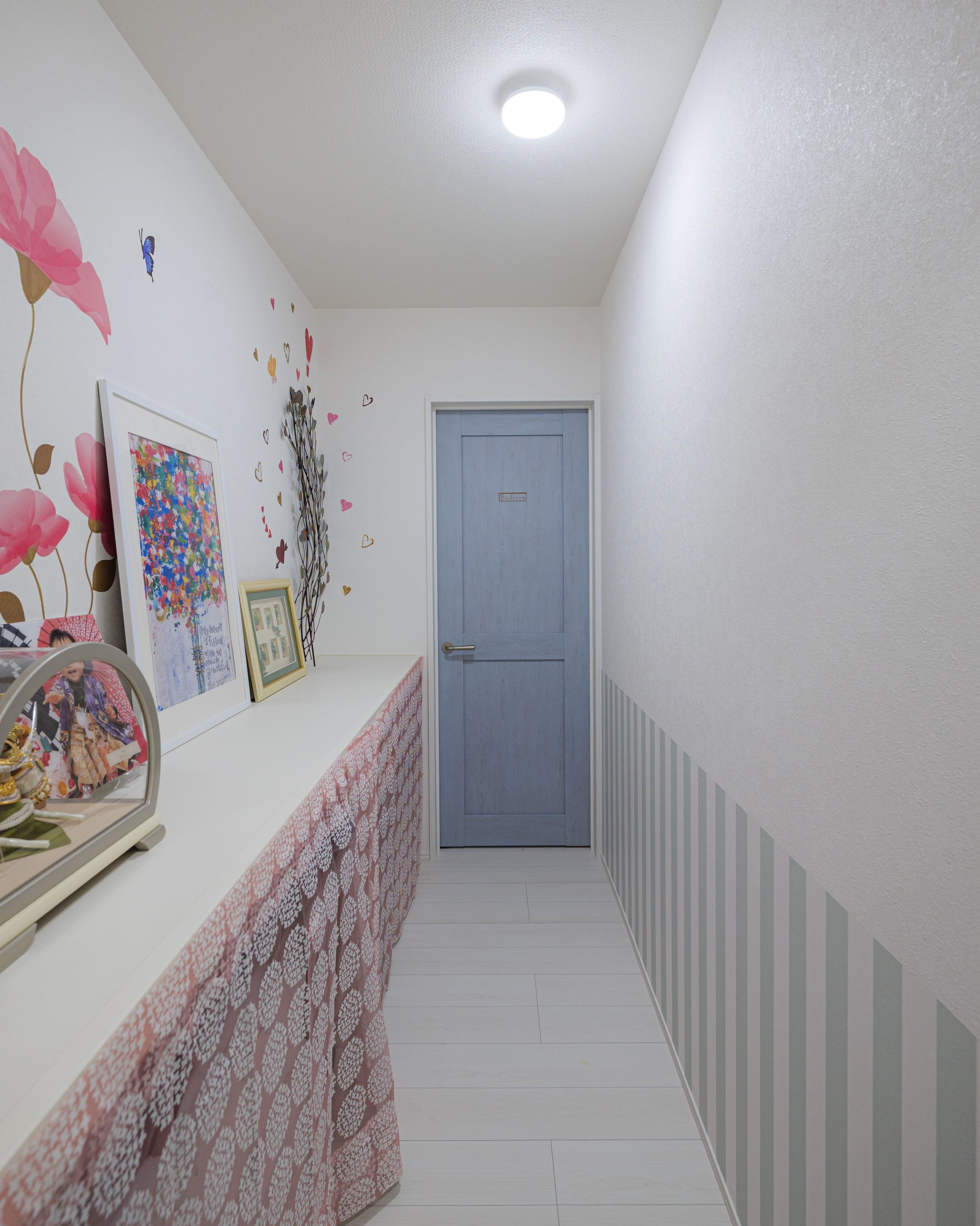 収納に扉がないため、視界が広がり、廊下でも窮屈さを感じにくい。