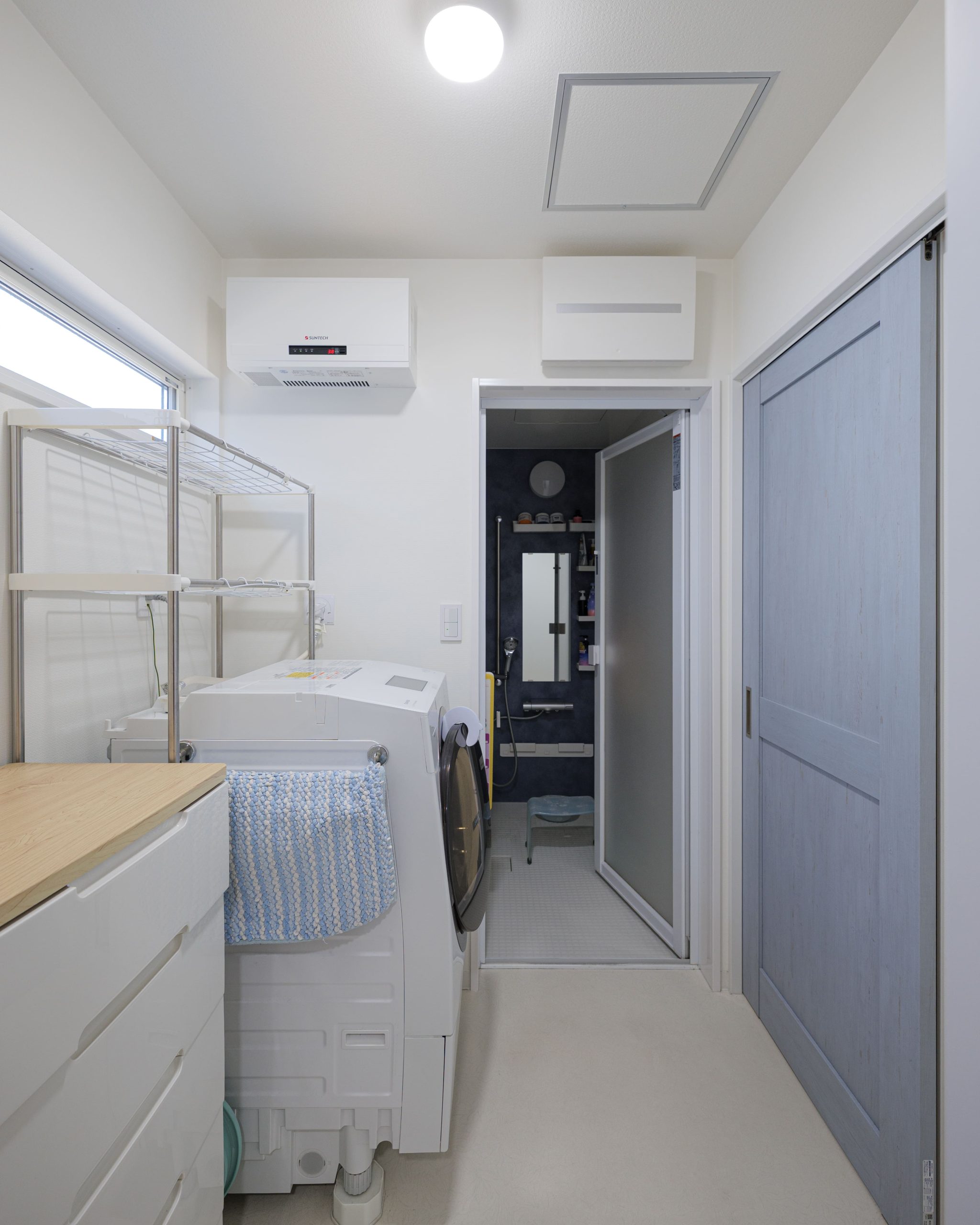 洗濯機と棚も置ける2帖の脱衣スペース。