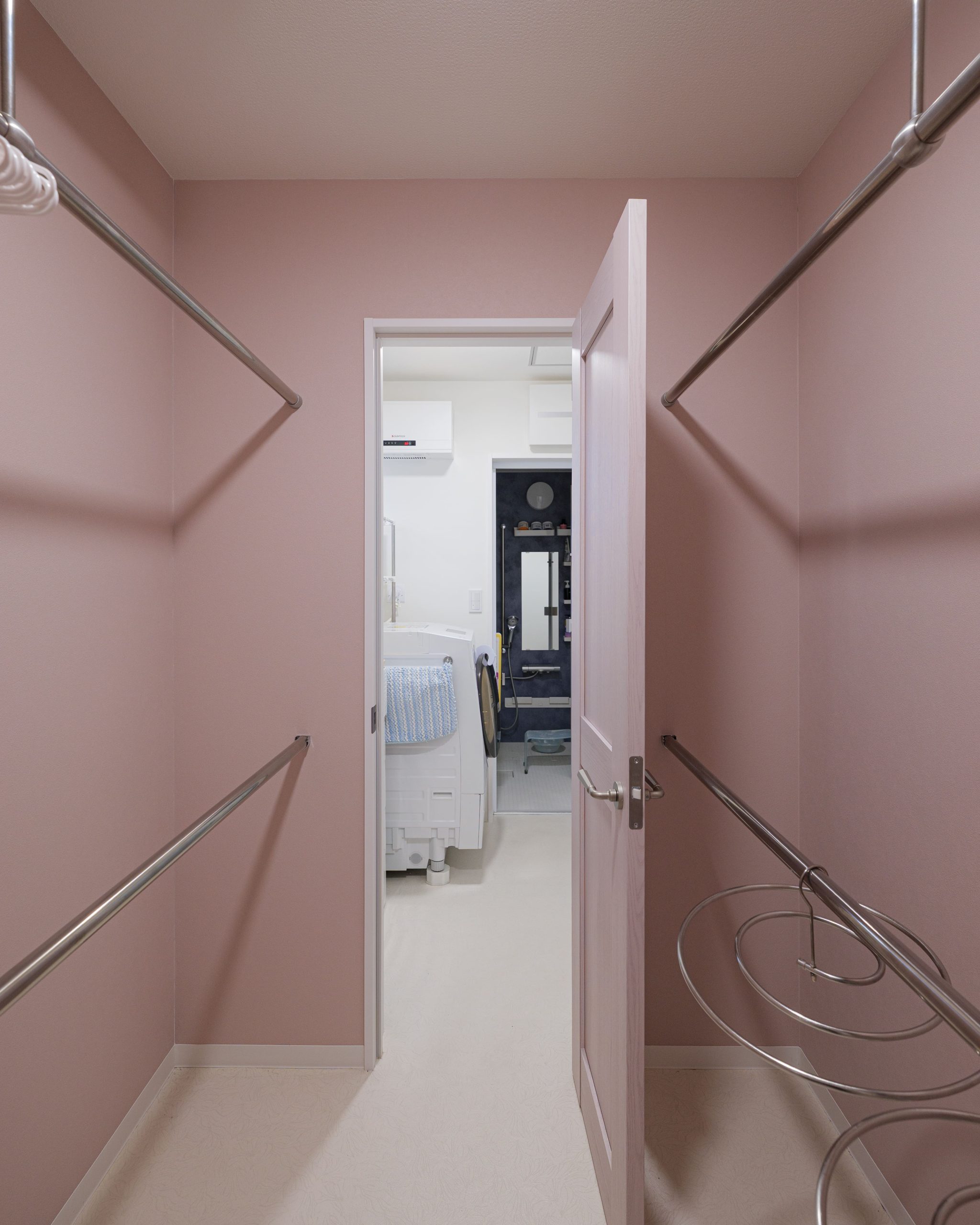 脱衣スペース横のランドリールーム。洗濯後すぐに干すことが可能に。