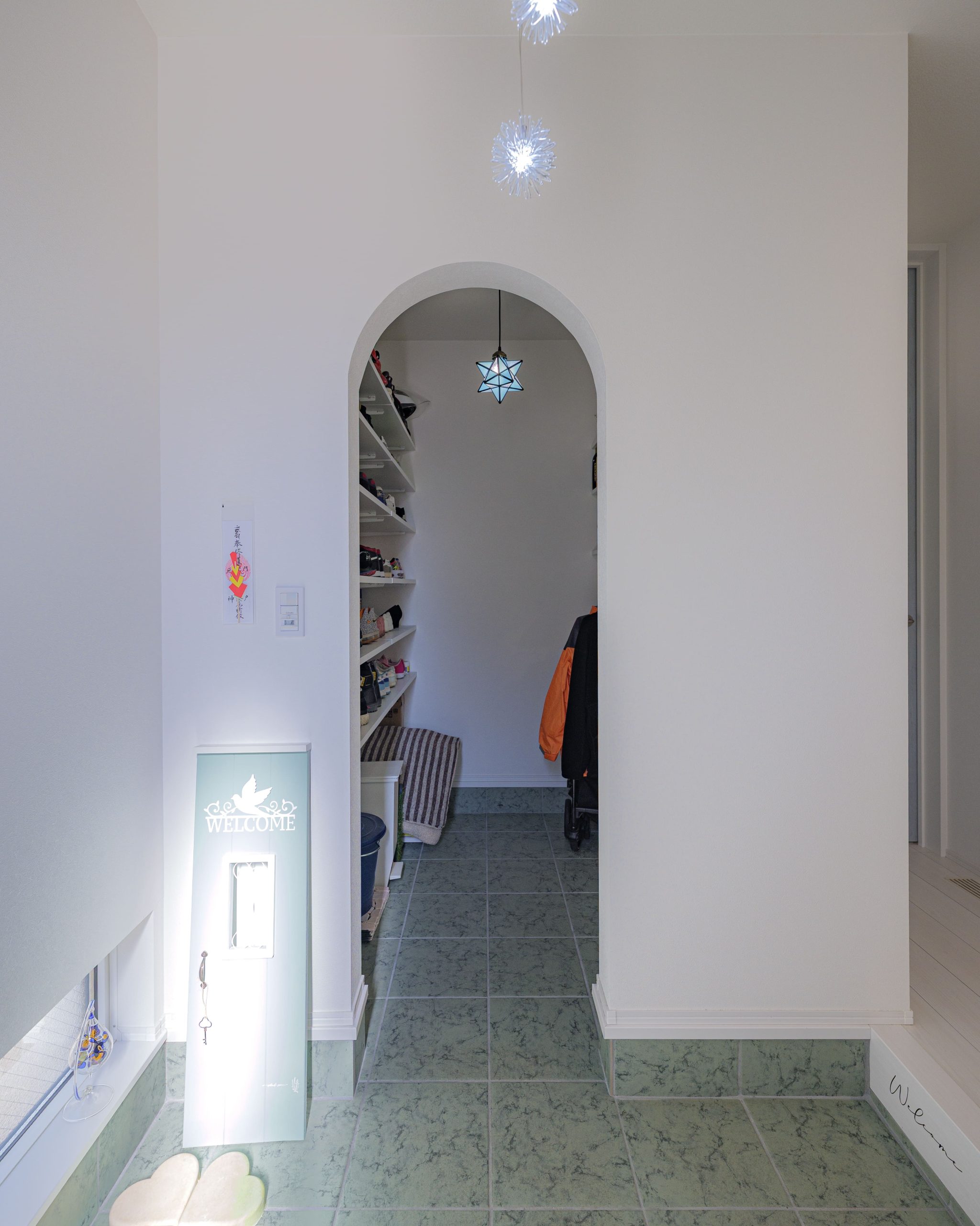 2帖の土間には地窓を設け暗くなりやすい足元を明るく照らす。